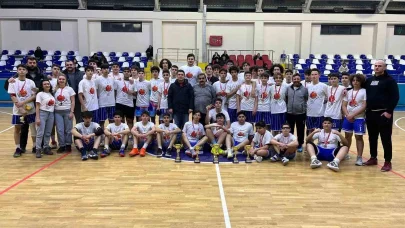 Basketler Yeşilay için atıldı