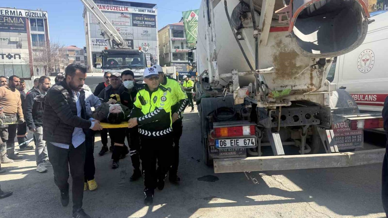 Beton mikserinin altında kalan genç kız yaralandı