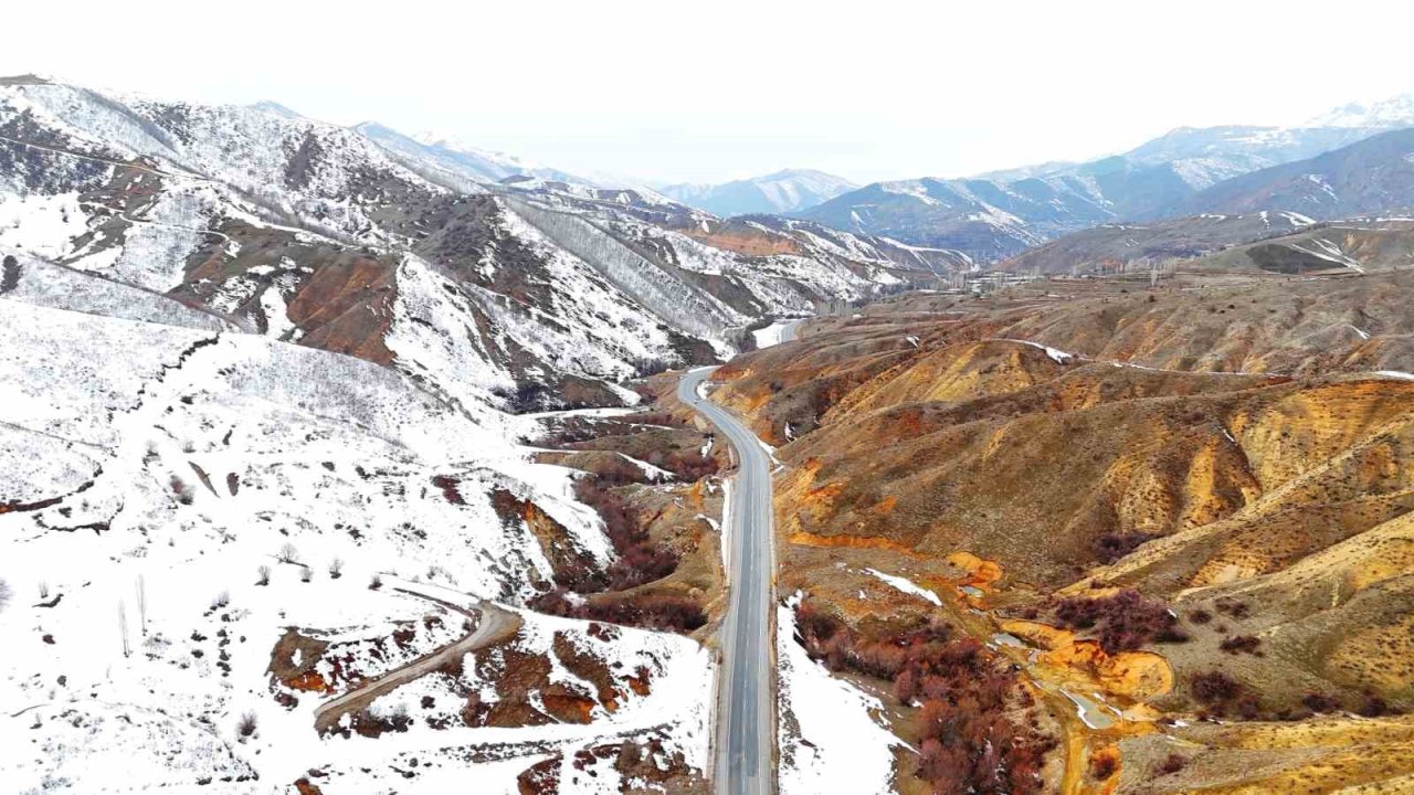 Bitlis’te dağların bir yanı kar, bir yanı bahar