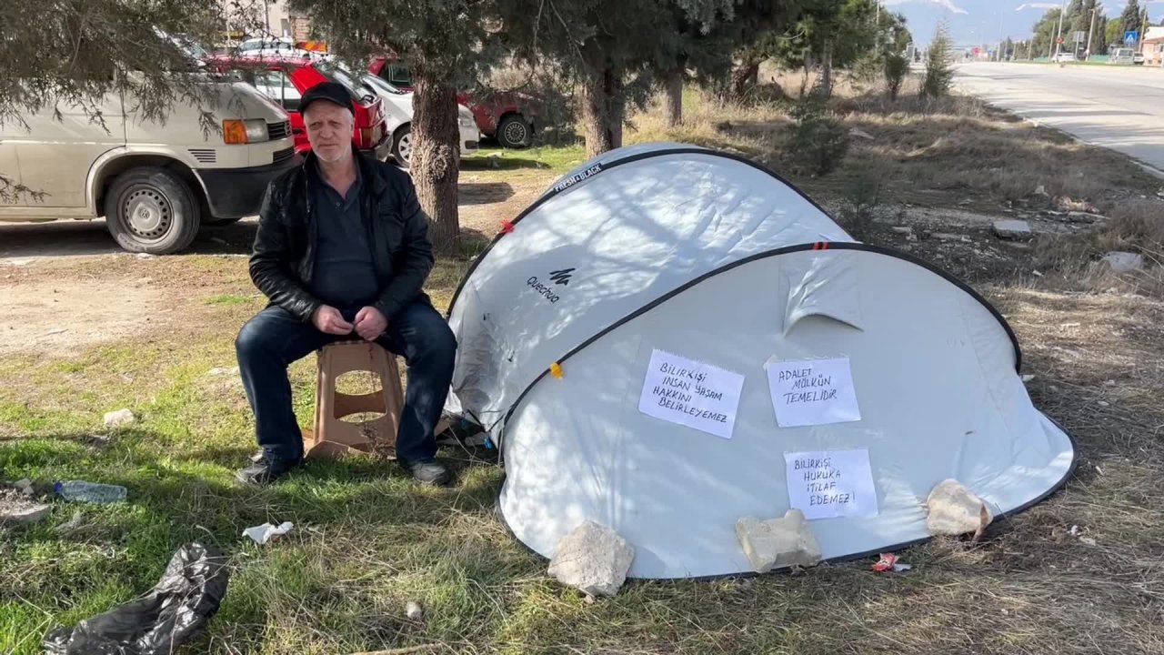 Burdur’da bir vatandaş, mahkemenin kira artışı kararını protesto etmek için adliye karşısına çadır kurdu