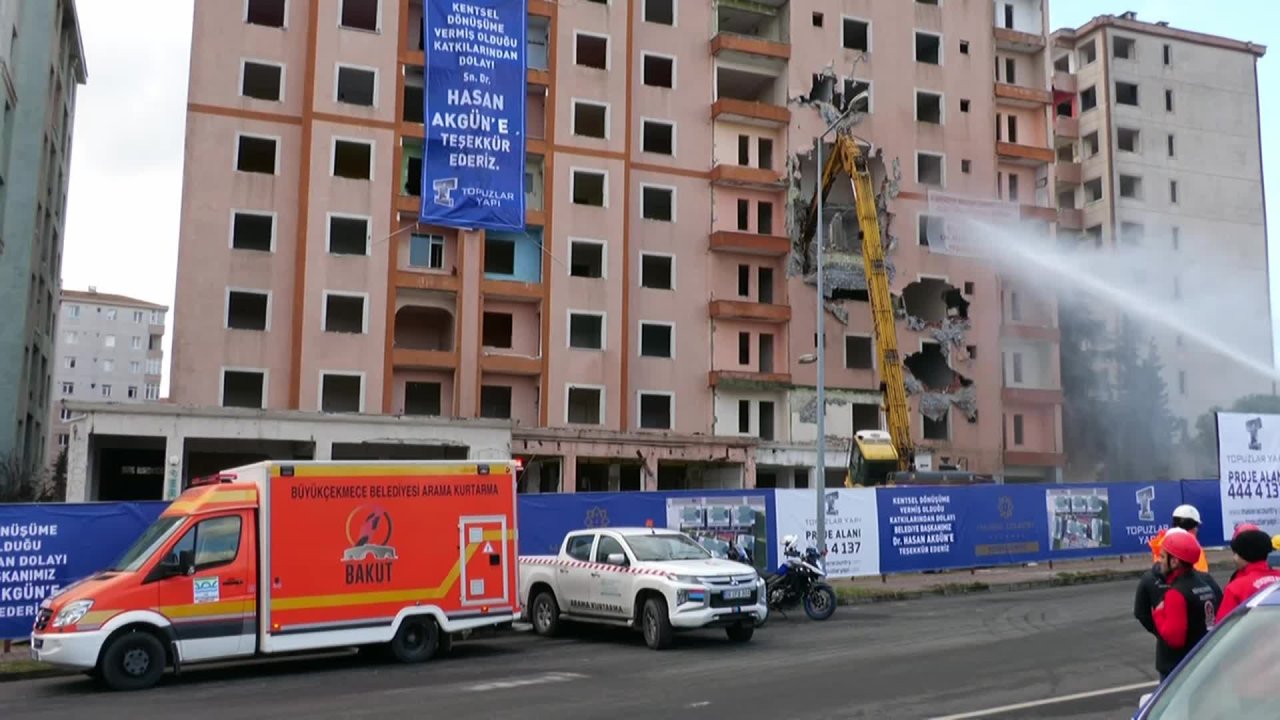 Büyükçekmece'de depremde hasar görme riski taşıyan 10 binanın yıkımına başlandı