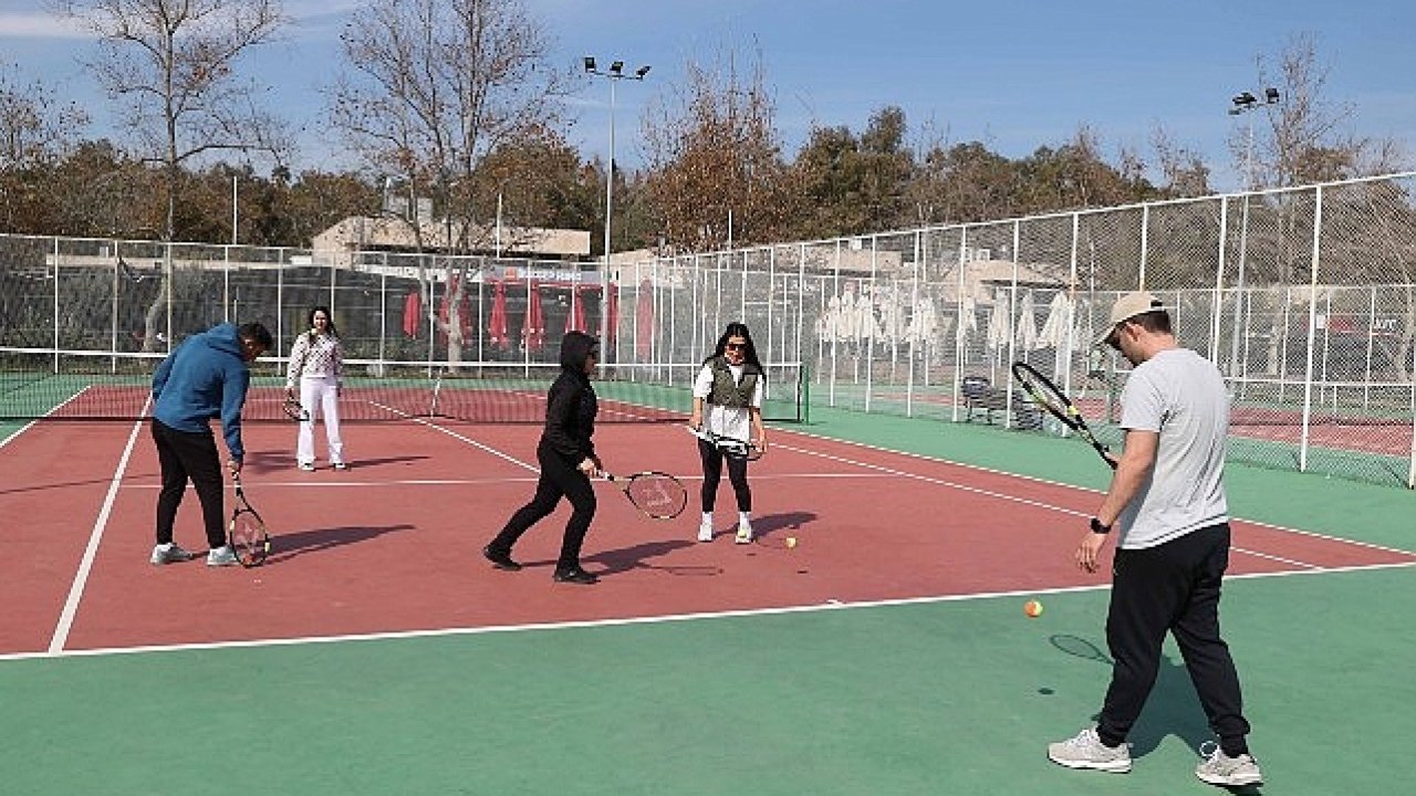 Büyükşehir Belediyesi'nden ücretsiz tenis eğitimi 