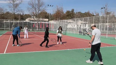 Büyükşehir Belediyesi'nden ücretsiz tenis eğitimi 