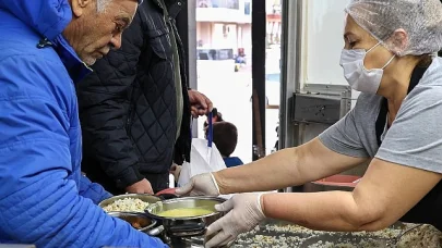 Büyükşehir Mobil Aşevi iftarda vatandaşın yanında