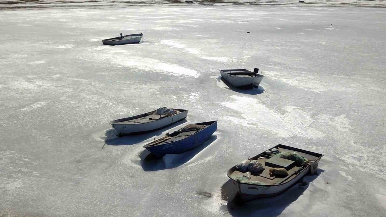 Buzlar içinde kalan balıkçı teknelerinden kartpostallık görüntüler