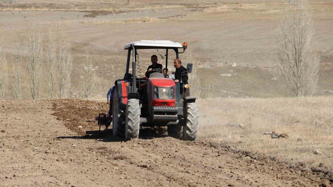 Diyadin’de tarla sürme çalışmaları başladı.