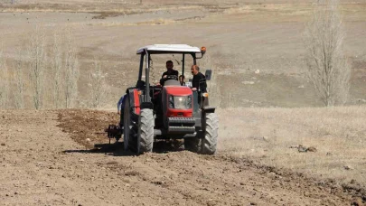 Diyadin’de tarla sürme çalışmaları başladı.