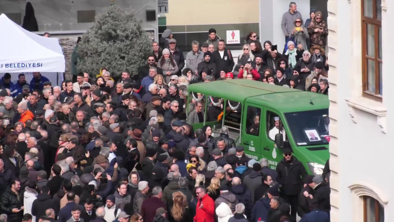 Edip Akbayram, çiçekler ve alkışlarla son yolculuğuna uğurlandı