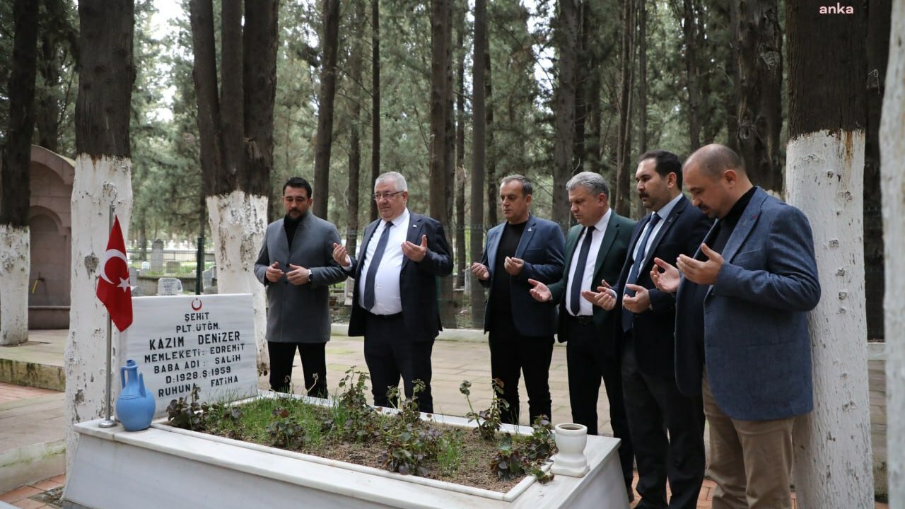 Edremit Belediye Başkanı Ertaş’tan Edremit Şehitliği'ne ziyaret 