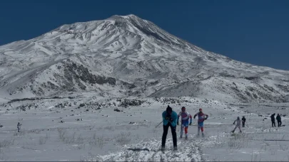 Efsaneler diyarı Ağrı Dağı bu kez kayakçılara ev sahipliği yaptı