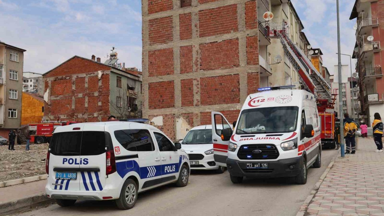 Elazığ’da ev yangını paniğe neden oldu