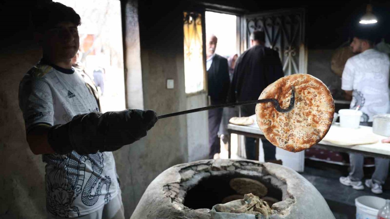 Elazığ’da kadınların yaptığı tandır ekmeğine vatandaşlar akın ediyor