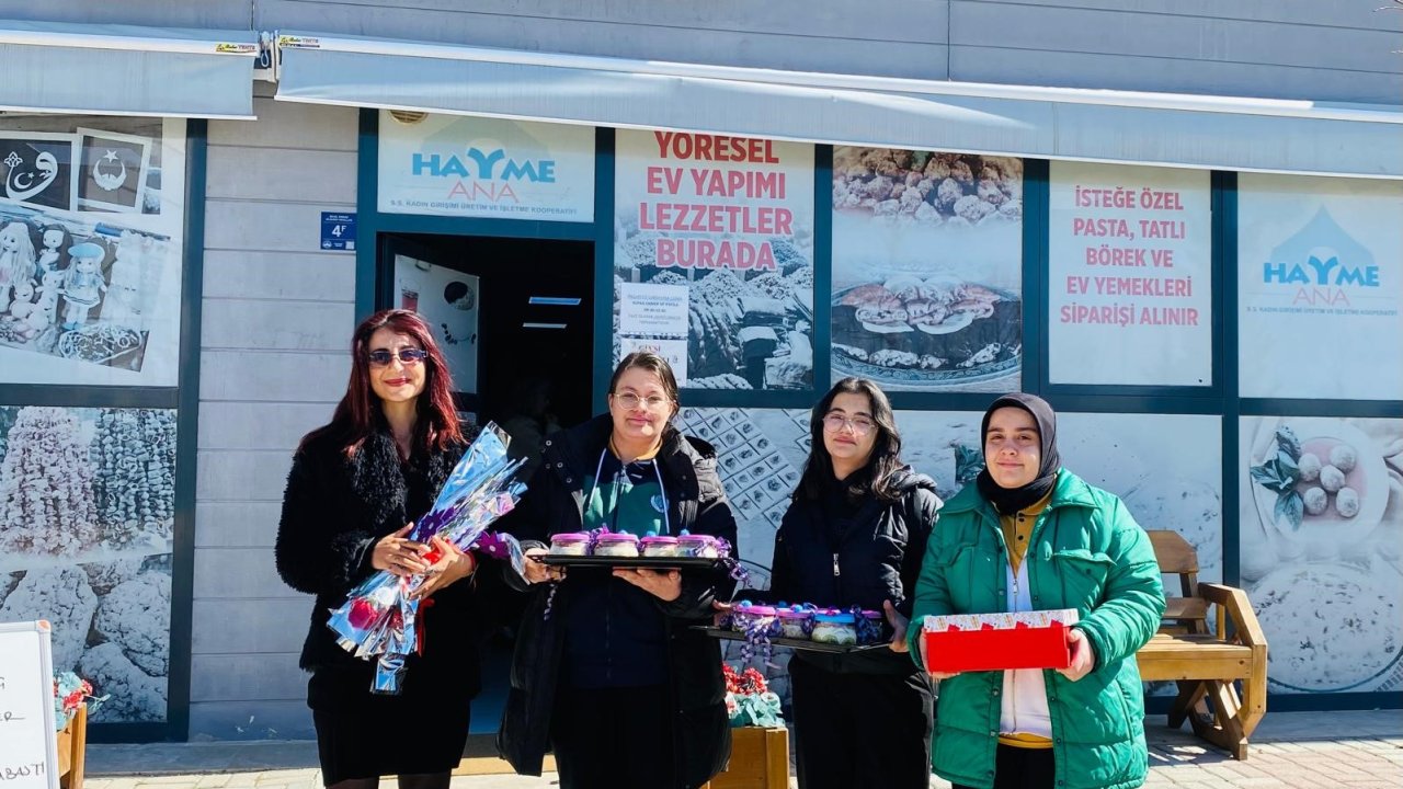 Elazığ’da öğretmen ve öğrencilerden anlamlı 8 Mart kutlaması