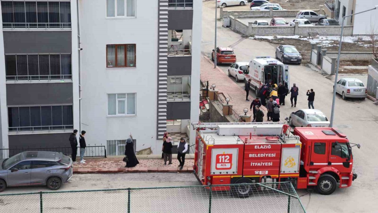 Elazığ’da otomobil apartman boşluna uçtu: 1 yaralı