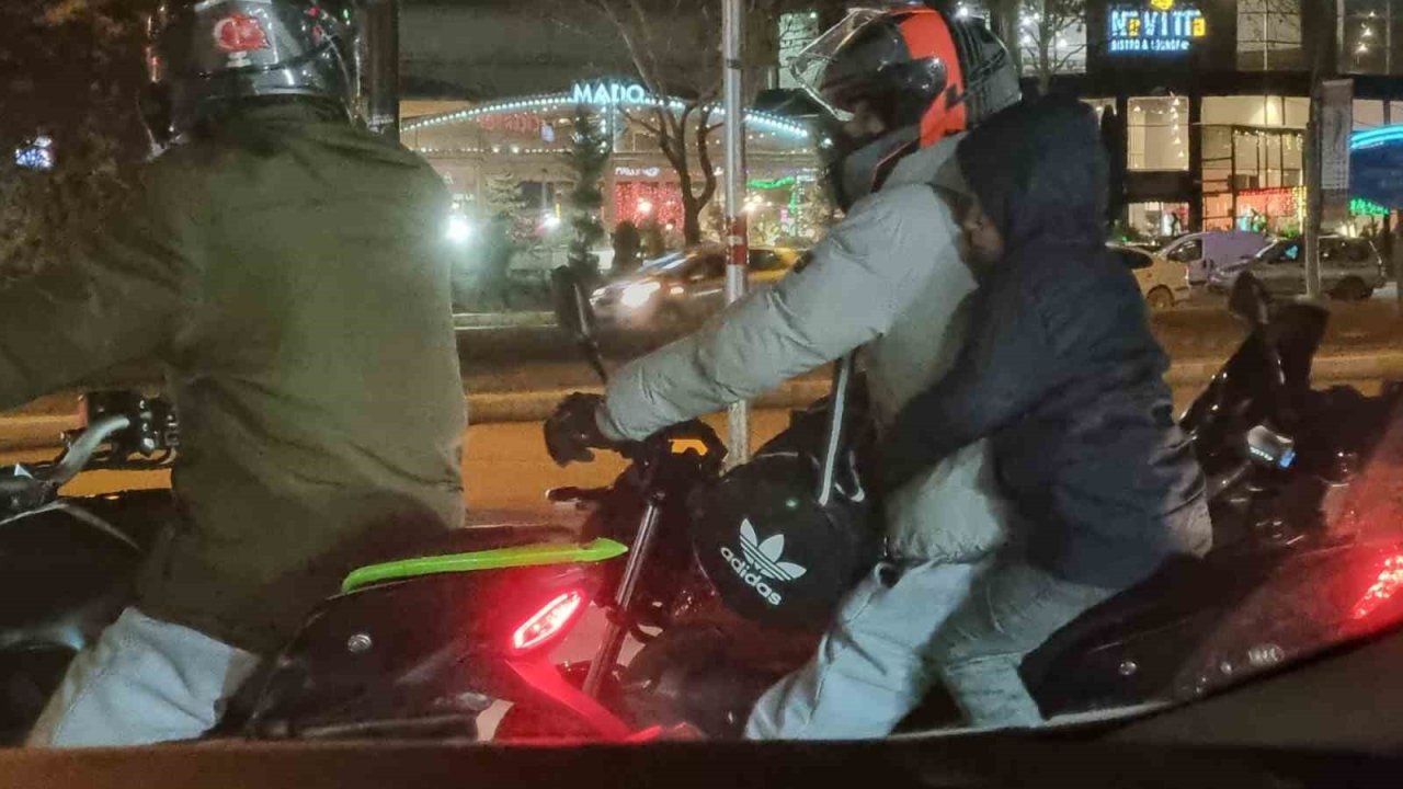 Elazığ’da tehlikeli motosiklet yolculuğu