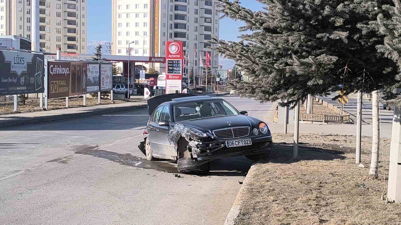 Erzurum’da iki araç kafa kafaya çarpıştı