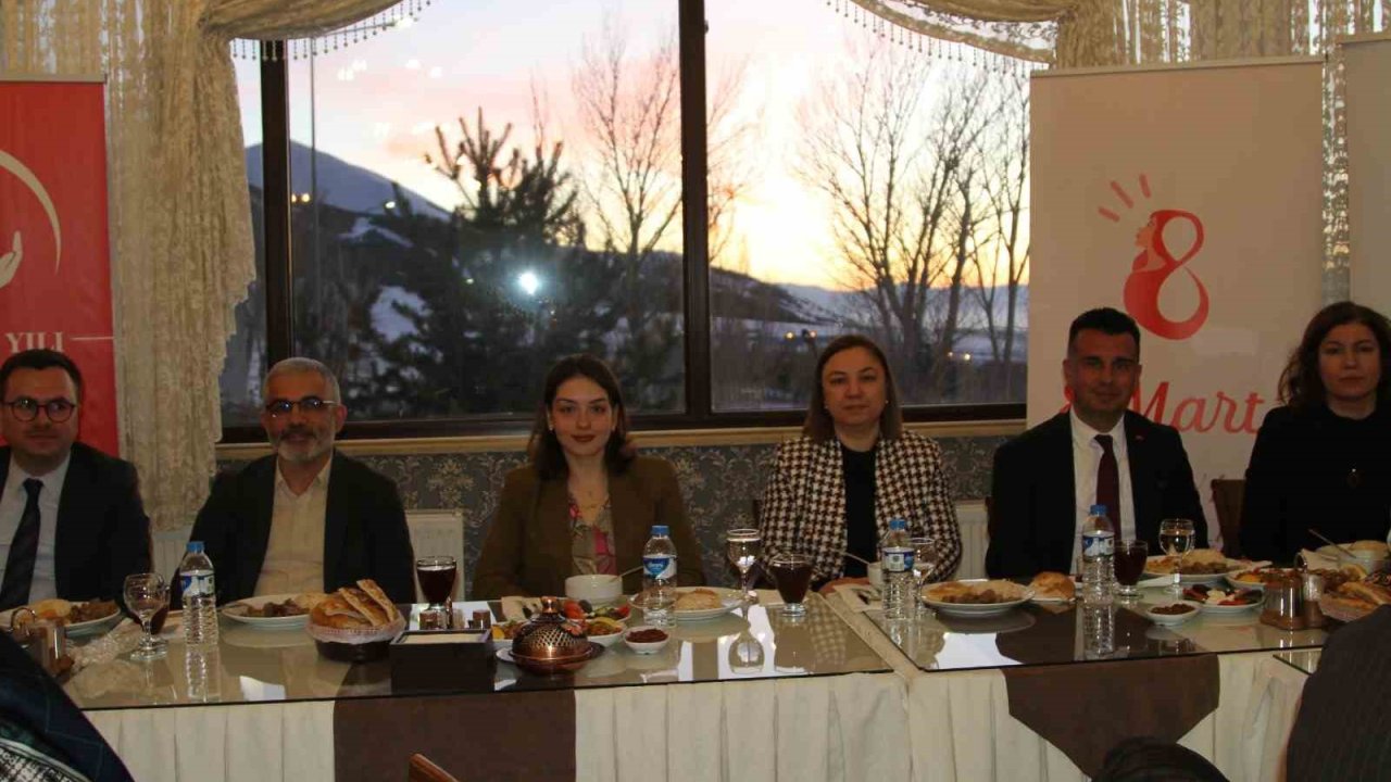 Erzurum’da kadınlar iftar yemeğinde bir araya geldi