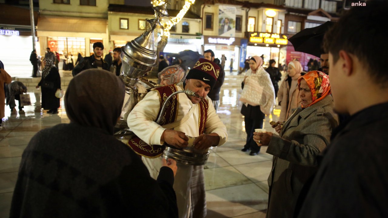 Eyüpsultan’da teravih namazı sonrası şerbet ikram edildi