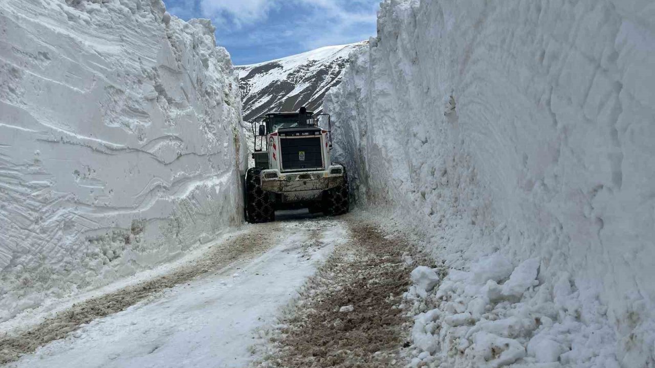 Hakkari’de 5 metreyi aşan karda yol açma çalışması