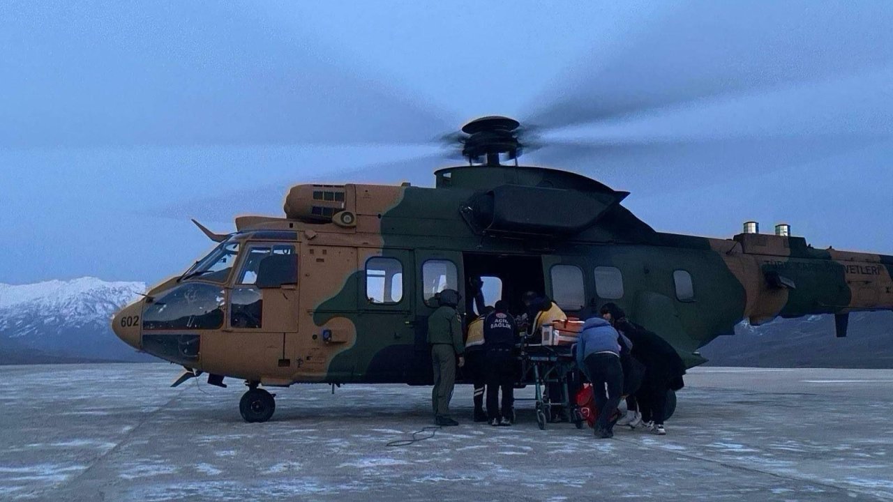 Hakkari'de bilinci kapanan bebek askeri helikopter ile Van Eğitim Araştırma Hastanesi'ne tahliye edildi