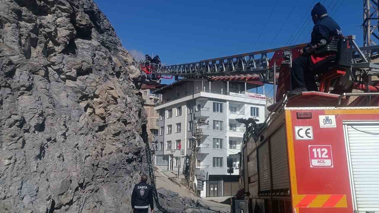 Hakkari’de tehlike saçan taşlar güvenli şekilde indirildi