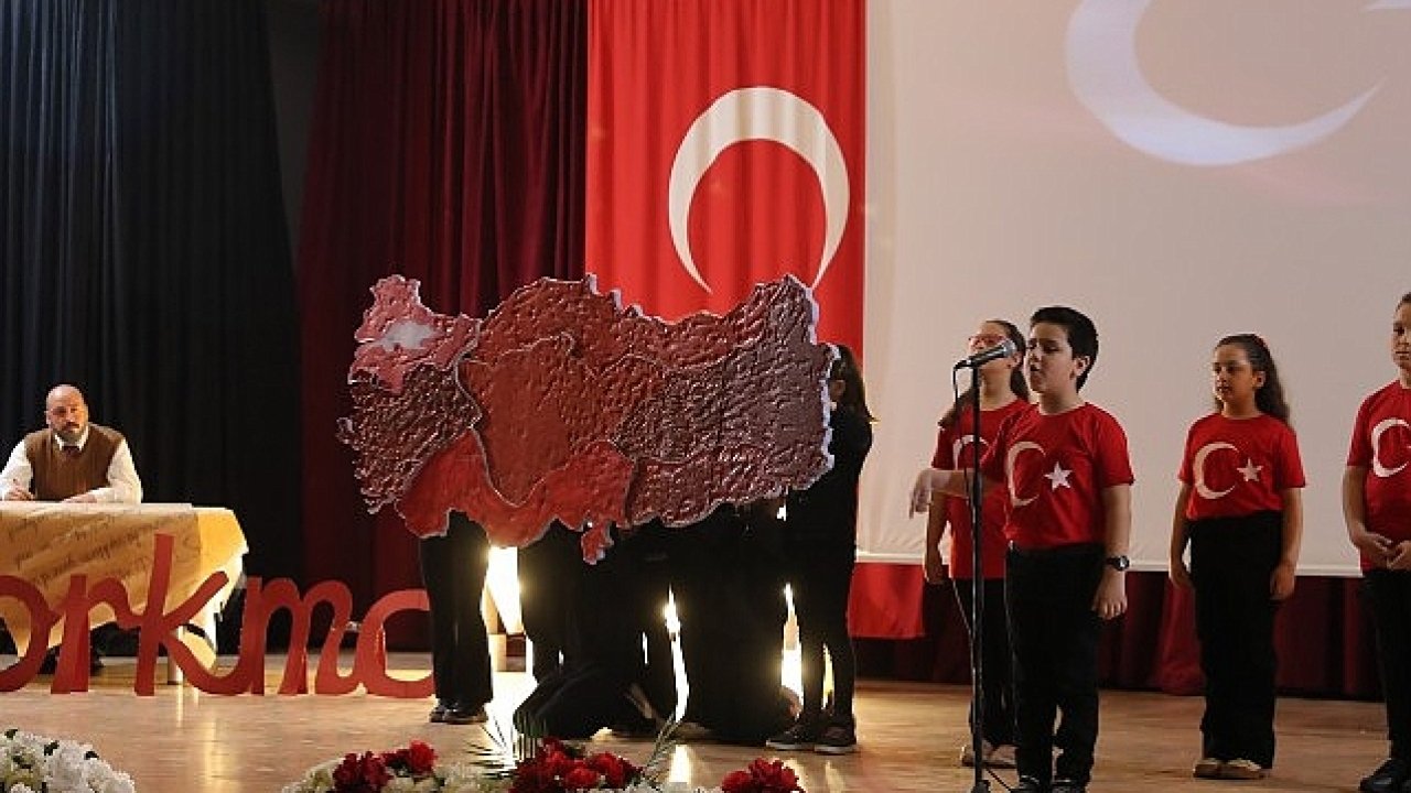 İstiklal Marşı'nın yazarı Milli Şairimiz Mehmet Akif Ersoy, İstiklal Marşı'nın kabulünün 104'üncü yılında Aliağa'da düzenlenen programla anıldı.