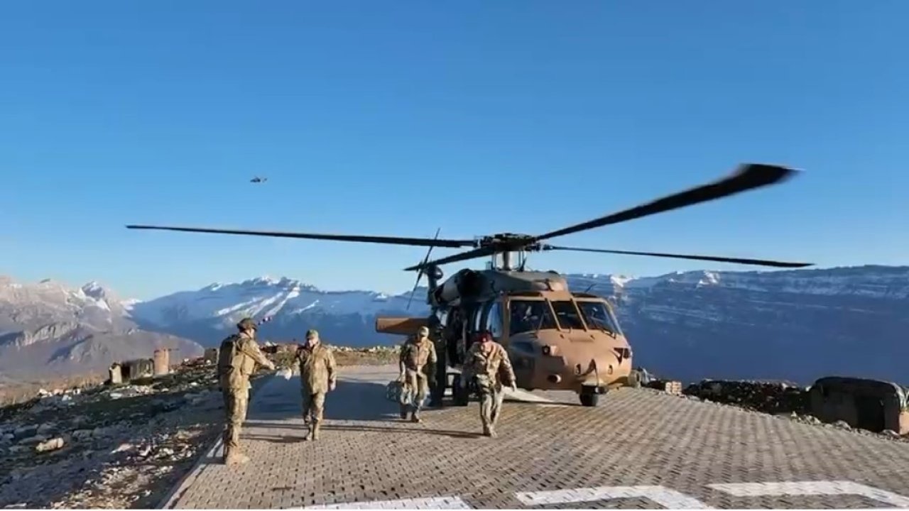 Kara Kuvvetleri Komutanı Orgeneral Bayraktaroğlu, sınırdaki Mehmetçikle iftar açtı