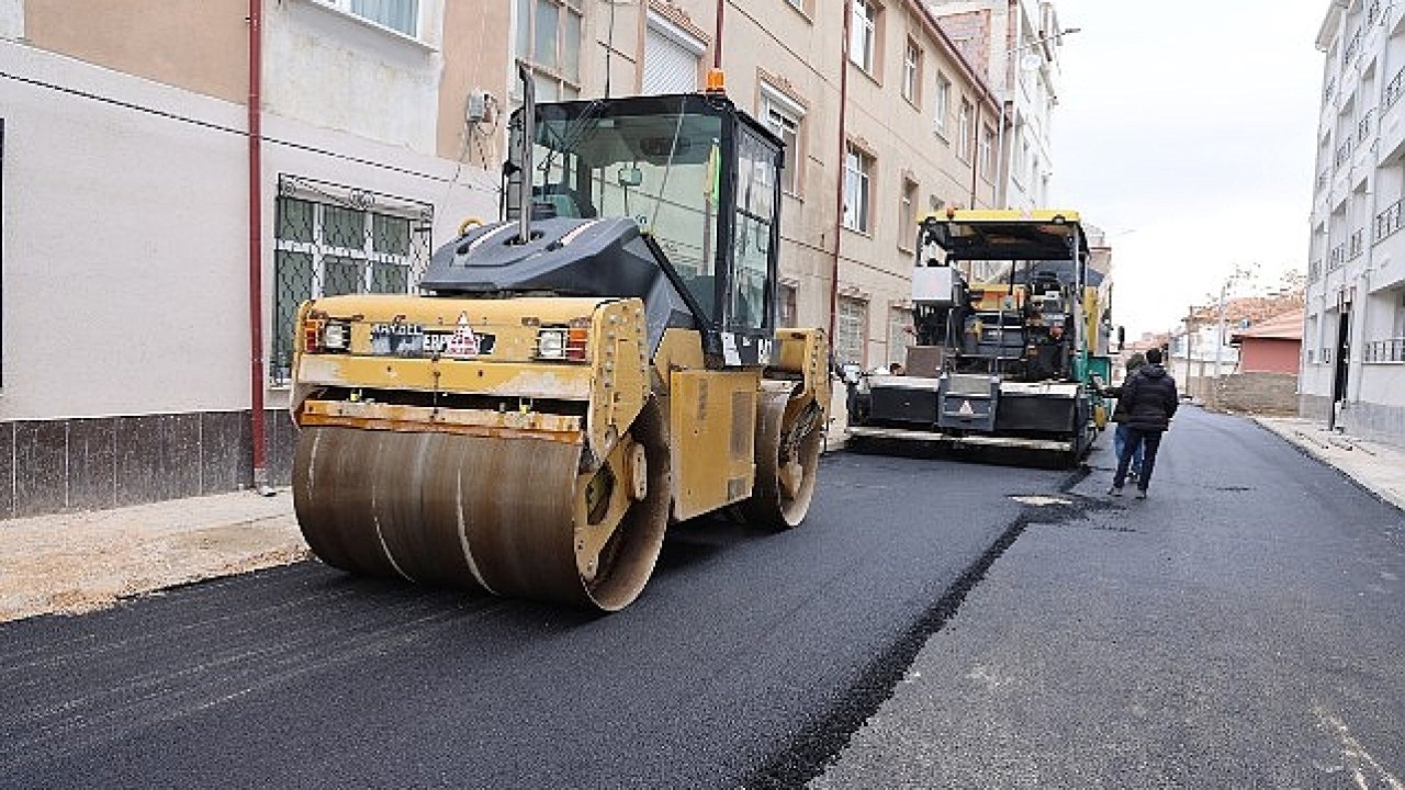 Karaman Belediyesi, yol yapım ve asfalt çalışmalarını ara vermeden, şehrin farklı bölgelerinde sürdürüyor.