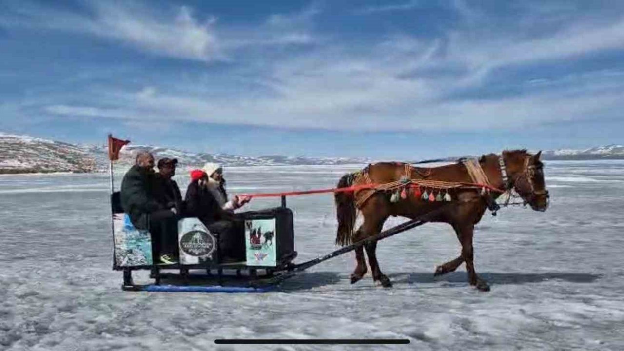 Kars Çıldır Gölü’nde atlı kızak seferleri devam ediyor