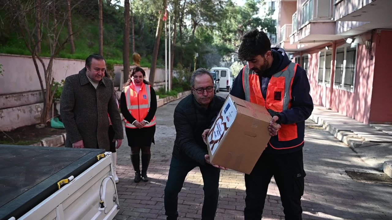 Kuşadası Belediyesi, gıda destek paketlerini ihtiyaç sahiplerine ulaştırıyor