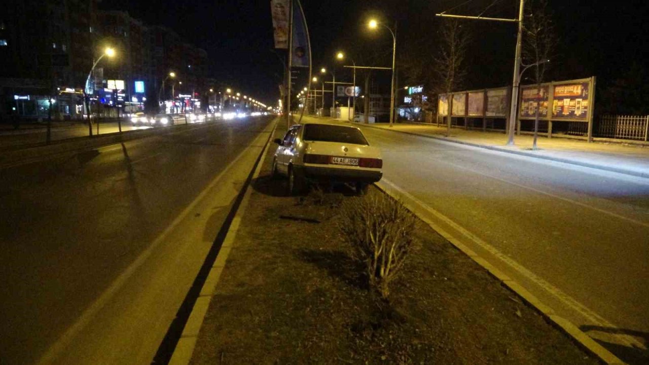 Malatya’da kontrolden çıkan Tofaş refüje çıktı: 1 yaralı