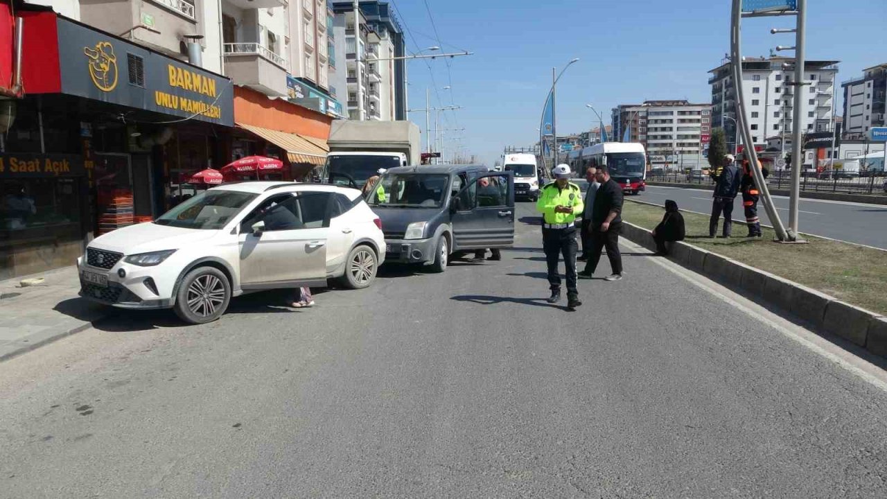 Malatya’da üç araçlı zincirleme kazada: 1 yaralı