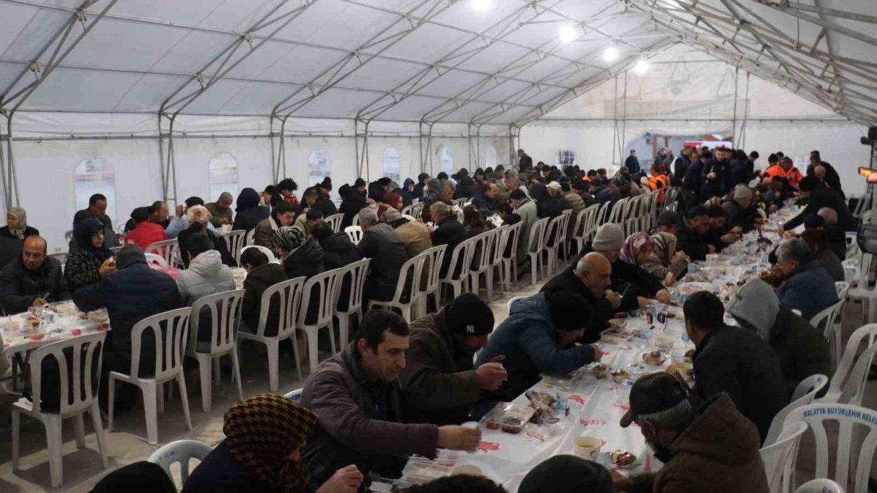 Malatya’da vatandaşlar iftar çadırında bir araya geldi