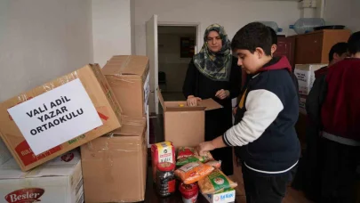 Minik öğrenciler harçlıklarıyla Ramazan kolisi hazırladılar