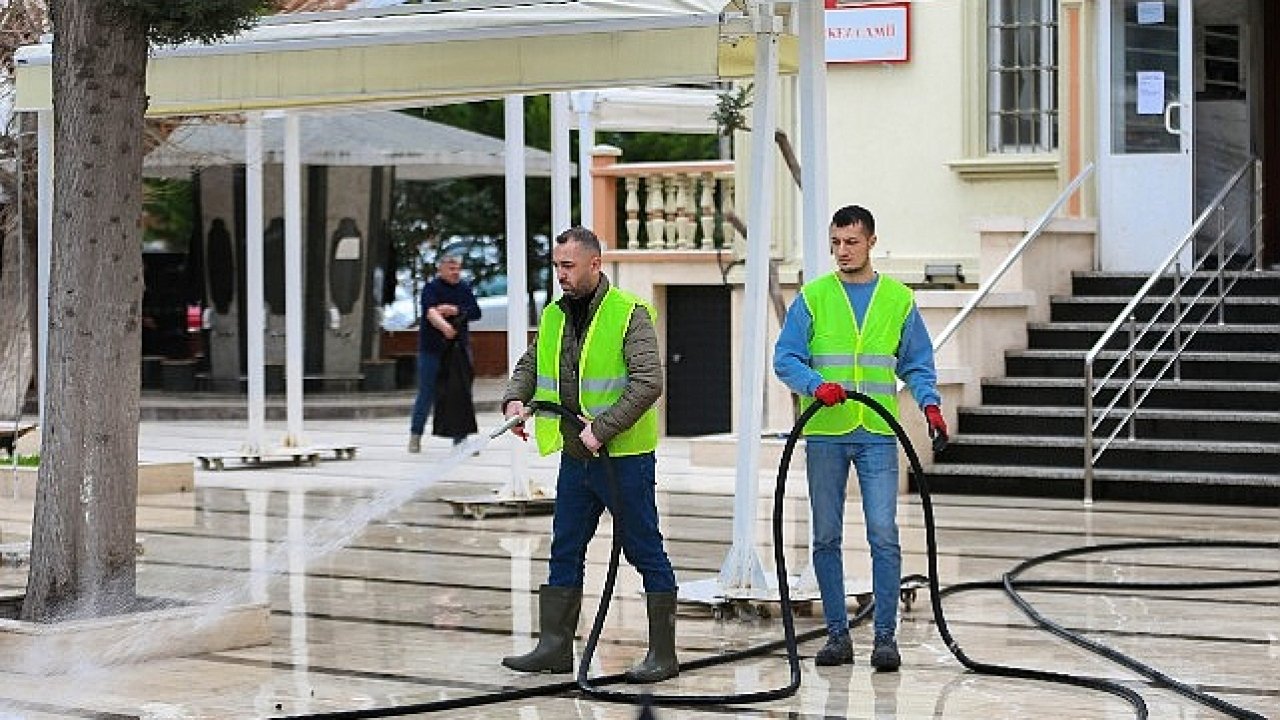 Narlıdere Belediyesi'nden Camilerde Titiz Temizlik Çalışması