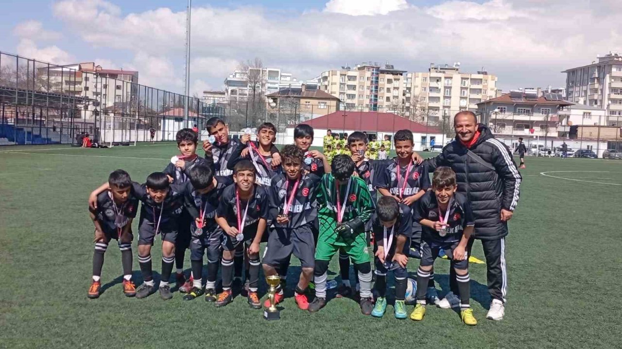 Özalp YİBO Futbol Takımı il ikincisi oldu