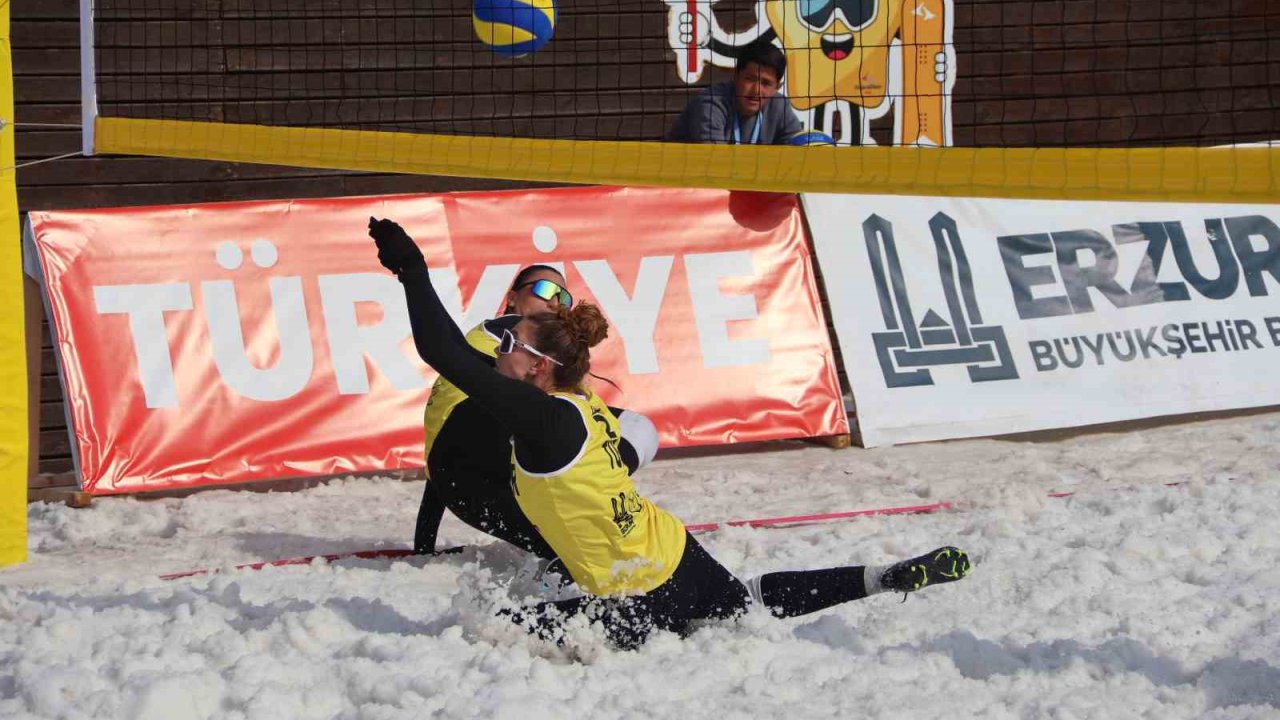 Palandöken Kayak Merkezi’nde kar voleybolu coşkusu