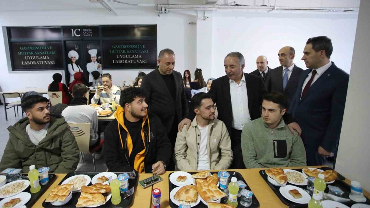 Prof. Dr. Karabulut, öğrenciler ile iftar yemeğinde bir araya geldi