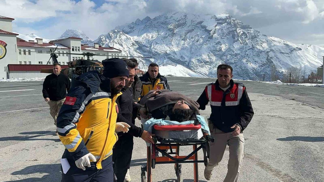 Şemdinli’de hamile kadın askeri helikopterle hastaneye sevk edildi