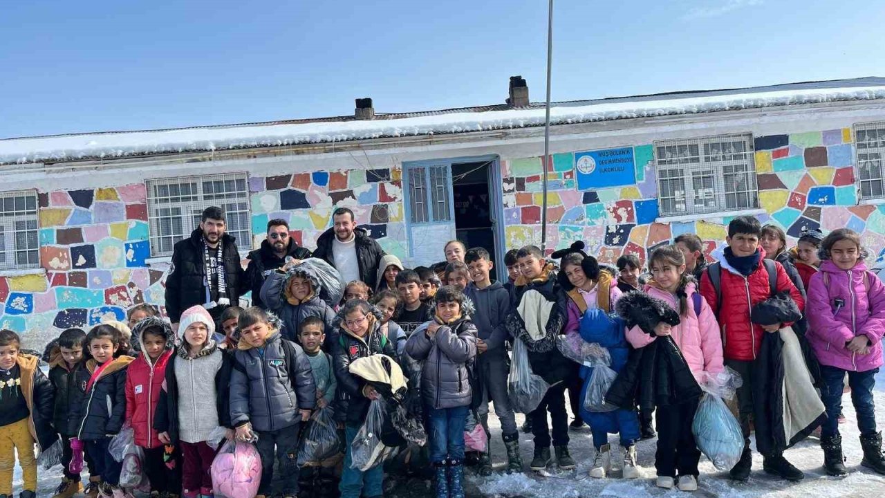 Tiyatro oyununun geliri çocuklar ve sokak hayvanlarına bağışlandı