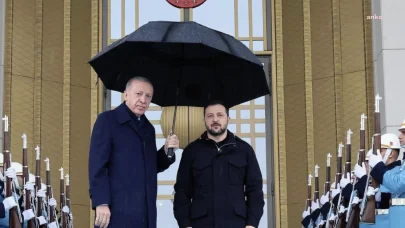 Trump ve Zelenski’nin tartışmasının ardından Ukrayna’nın Türkiye misyonu, Cumhurbaşkanı Erdoğan’ın Zelenki’yi şemsiyesi altına aldığı fotoğrafı paylaştı