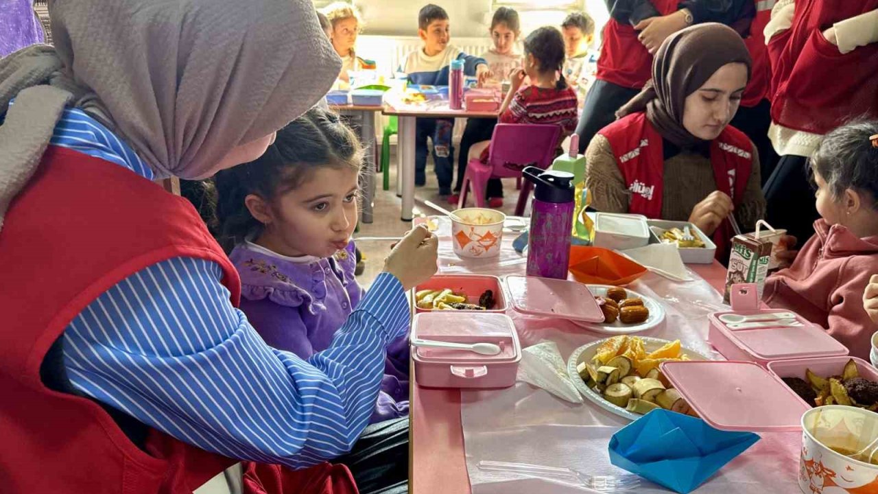 Türk Kızılayı miniklerin ilk oruç heyecanına ortak oldu