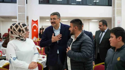 Vali Çelik, iftarda yetimlerle buluştu