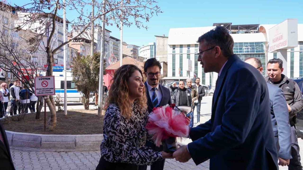 Vali Çelik’ten Hakkâri Devlet Hastanesine tıp bayramı ziyareti