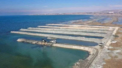 Van Gölü’nde dip çamuru temizliği yeniden başladı