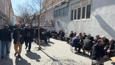 Van’da esnaf da vatandaş da dertli: "15 yıldır esnaflık yapıyorum. Biz ailecek perişan olmuşuz. Yedi kişi hepimiz kiraya çalışıyoruz'' 