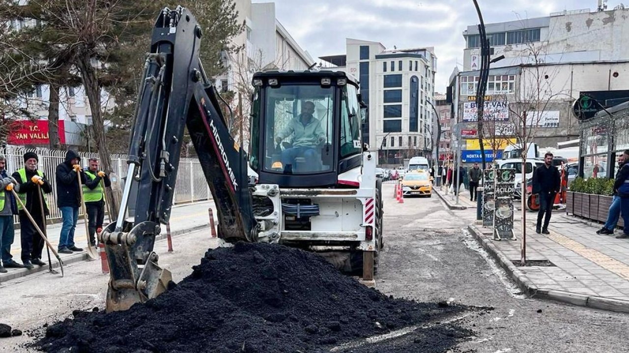 Van’da hem altyapı hem de karla mücadele çalışması devam ediyor