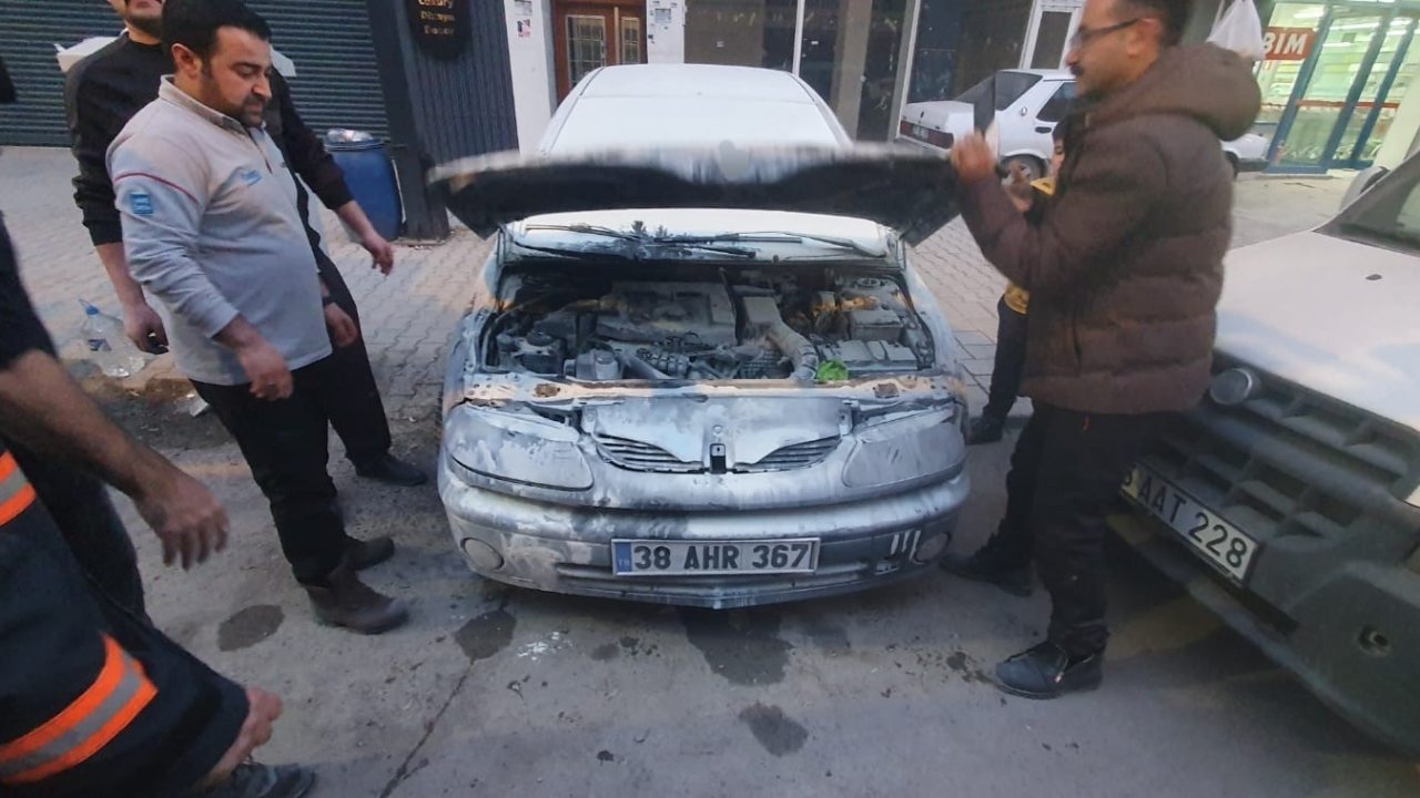 Van’da park halindeki otomobilde yangın