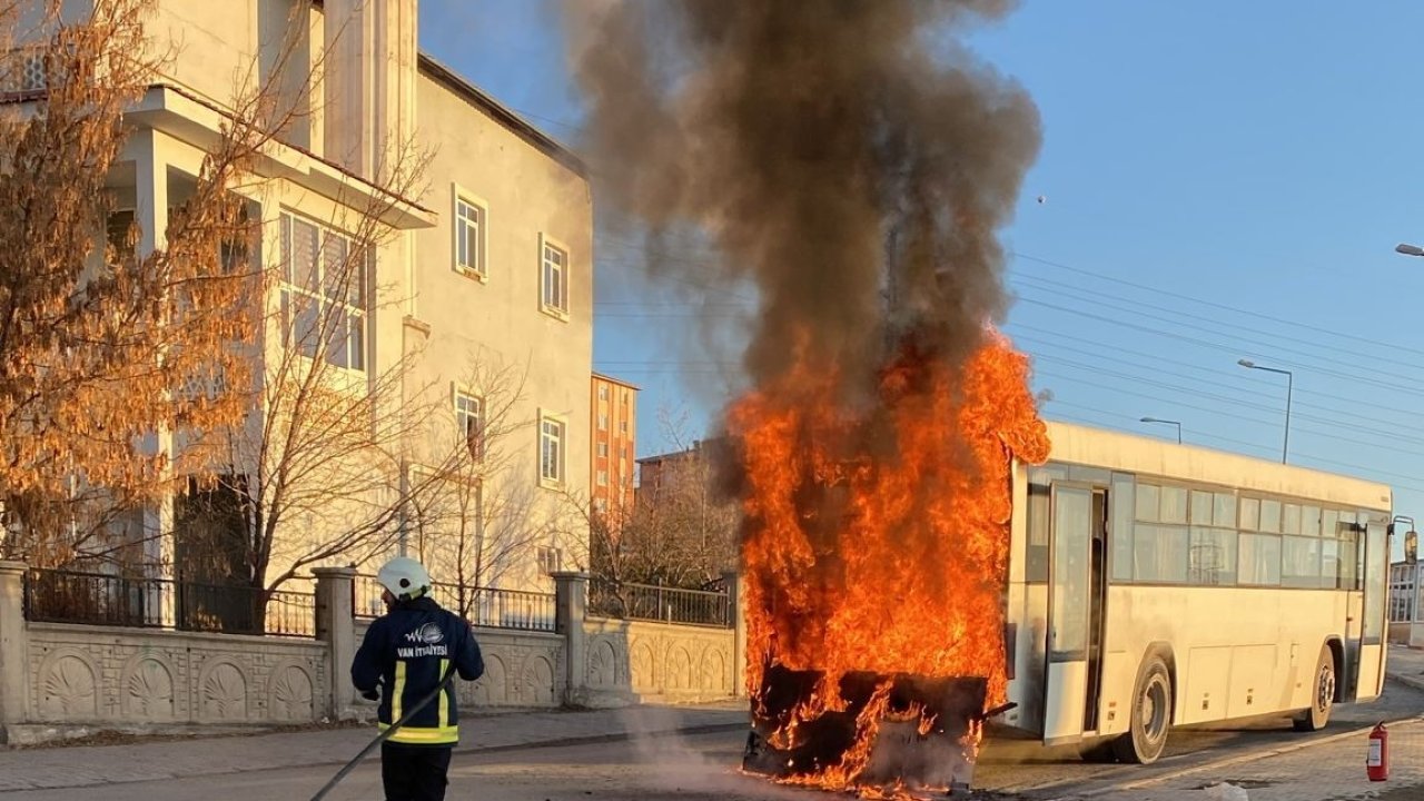 Van’da servis otobüsü alev alev yandı