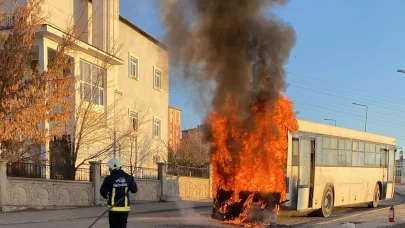 Van’da servis otobüsü alev alev yandı